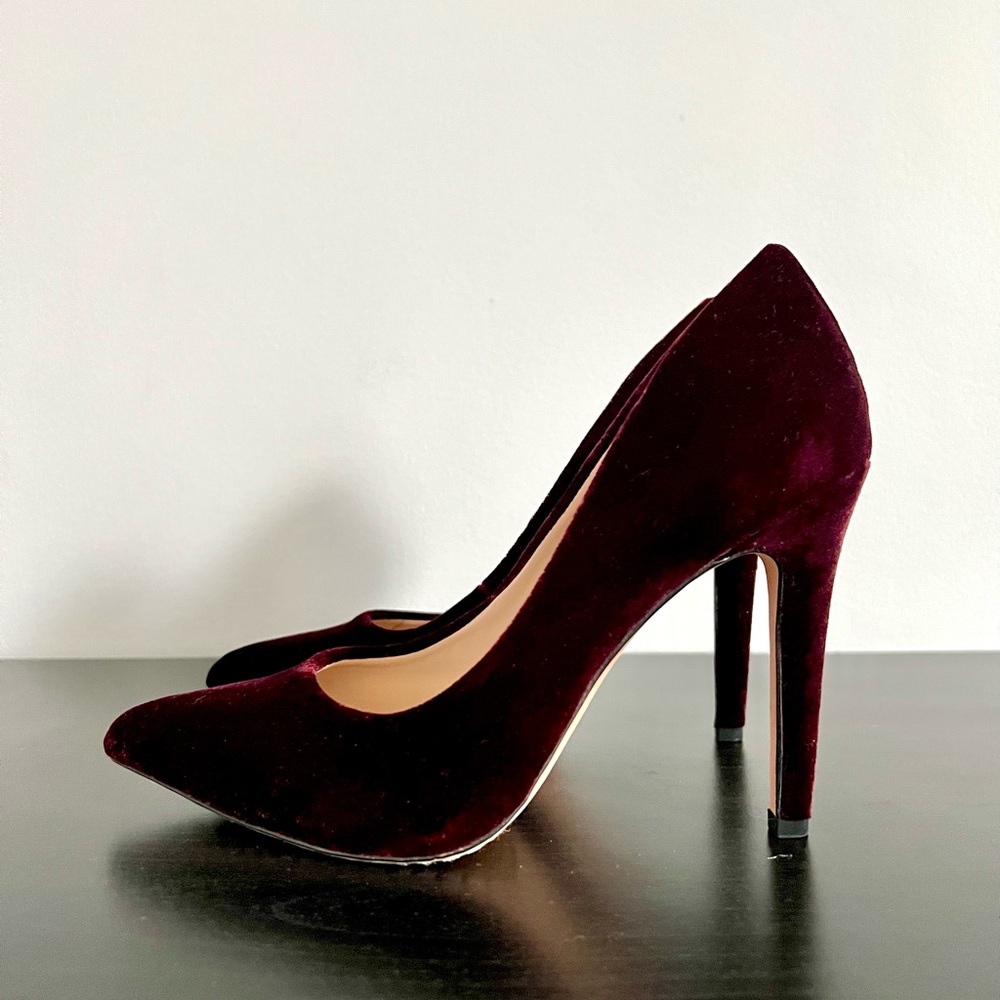 Vince Camuto Burgundy Velvet Pumps Heels 3.5” Size 5.5 - Elegant Party Holiday - Picture 4 of 10